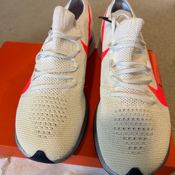 Nike Vaporfly 4% Flyknit Running Shoes. Mens 10.5/Womens 12. NWOT - Picture 3 of 7
